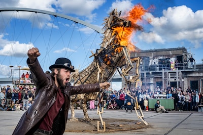 Nijmeegse editie van het bekende festival Burning Man trekt veel bezoekers: ‘Iedereen mag hier zichz