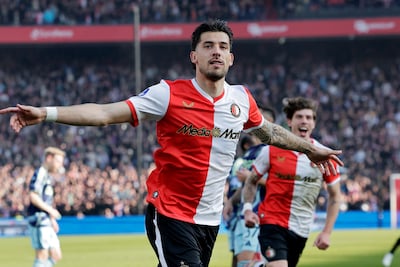 Feyenoord houdt dankzij late penalty voorsprong van vijf punten op Ajax na matige Klassieker