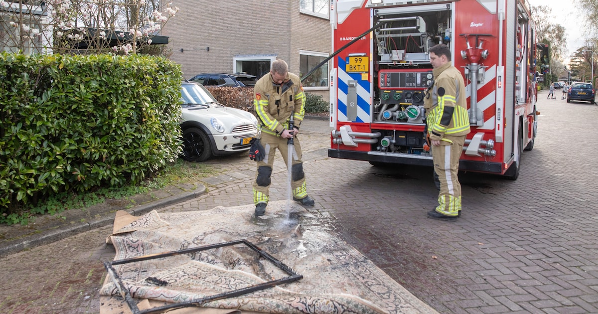 Net op tijd weer thuis: kaars zet schilderij in brand, bewoners weten erger te voorkomen