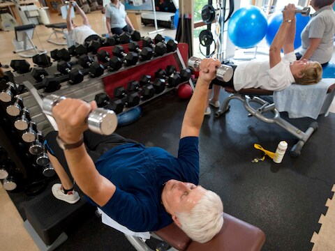 Seniorenuur bij een sportcentrum in het land. Van ouderen wordt gevraagd om zelf in actie te komen zodat het lijf langer gezond blijft. Archieffoto William Hoogteyling