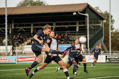 Spits Jari speelt in een Feyenoord‑shirt, maar juicht zondag keihard voor Ajax: ‘Het logo kussen? Nooit’