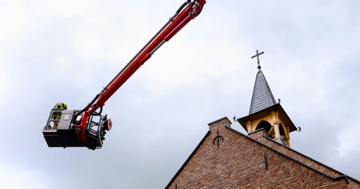 Brand op dak van kerk in Maurik