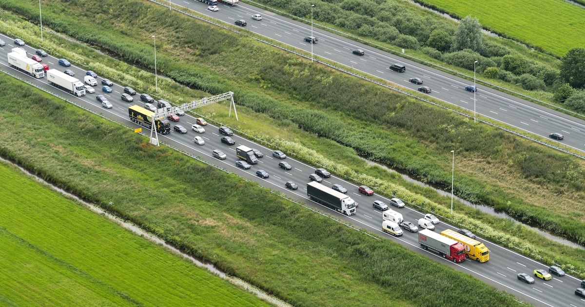 Lange file door ongeluk op A50 bij Apeldoorn, rijstrook dicht.