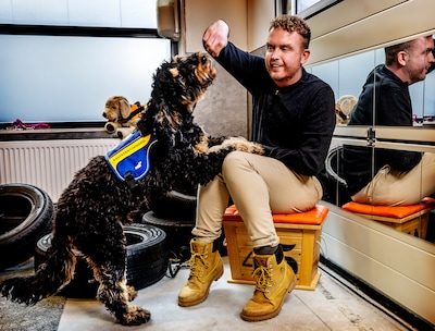 Hoe de hulphond steeds meer ziektes te lijf gaat: ‘Alsof ik er een familielid heb bijgekregen, zo goed begrijpt hij me’