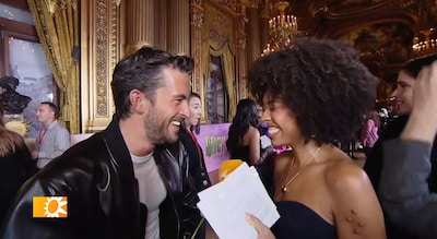 Boulevard-reporter krijgt slappe lach bij interview met ‘meest sexy man ter wereld’, kijkers smullen