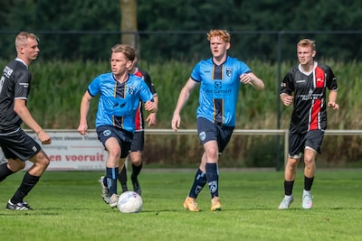 Opvallend: spelers van amateurclub VBC’25 dragen verschillende shirts in dezelfde wedstrijd