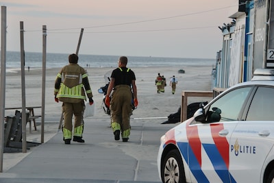 Overleden persoon aangetroffen op strand van Texel, politie doet onderzoek