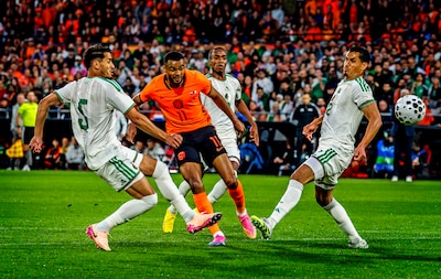 LIVE Oranje | Roefs maakt debuut in Oranje, Van Hecke voorkomt goal Algerije met goede tackle