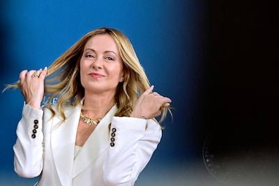 Giorgia Meloni werkt keihard, rijdt zelf in haar Mini Cooper en neemt dochter mee op reis: zo houdt ze Italië in het gareel
