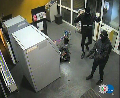 Politie ramt vluchtauto van Nederlandse plofkrakers na gebruik spijkermat, alle vier opgepakt