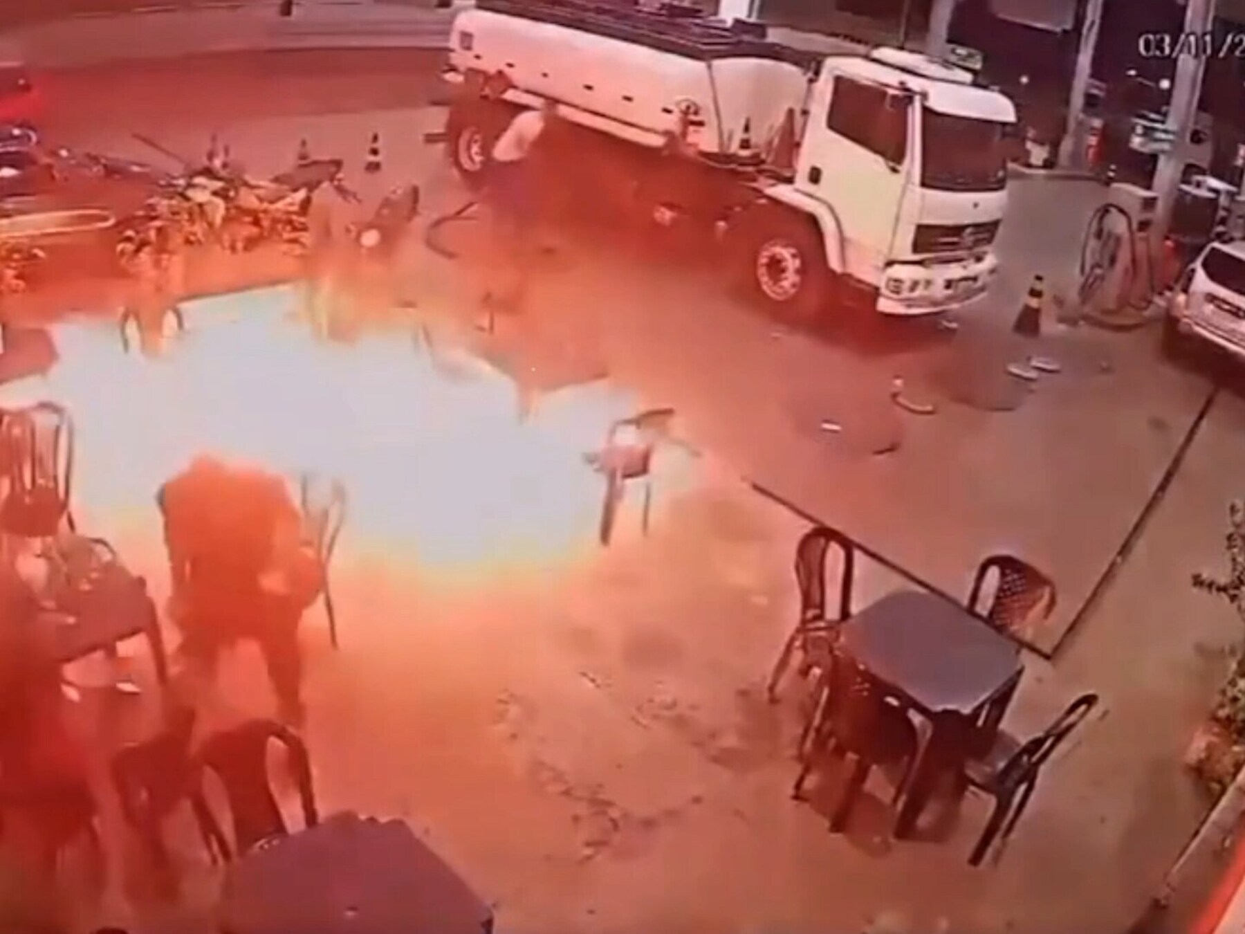 Brandende lucifer veroorzaakt steekvlam bij tankstation