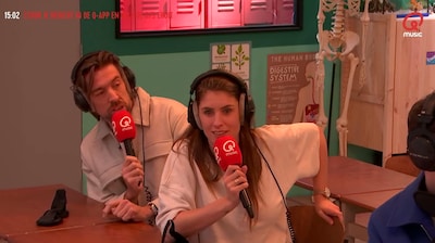 Escaperoom Qmusic van start: Mattie Valk, Marieke Elsinga, Domien Verschuuren en Bram Krikke terug de schoolbanken in