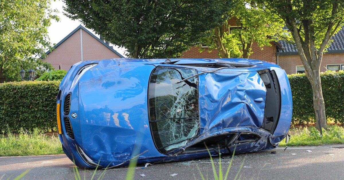 Auto slaat over de kop op de Otterloseweg in Wekerom, bestuurder raakt gewond
