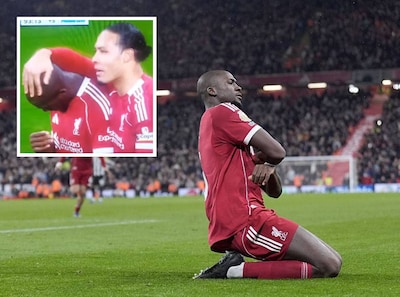 Virgil van Dijk troost huilende Ibrahima Konaté na goal, Arne Slot: ‘Hij heeft zware weken achter de rug’