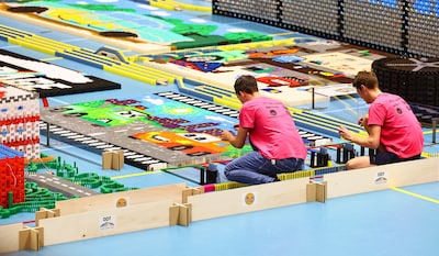 De spanning, het ratelende geluid en de prachtige plaatjes: zo vielen 700.000 dominosteentjes in Vee
