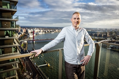 Flatbewoner Ruud voelt zich kwetsbaarder na brand Hongkong: ‘Ik zou wel een parachute willen’