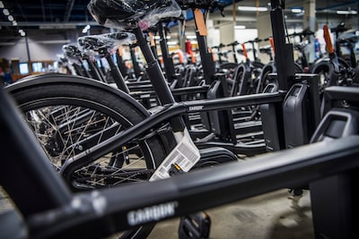 Bedrijf achter Batavus en Babboe sluit fabriek in Heerenveen: ‘Dramatisch’