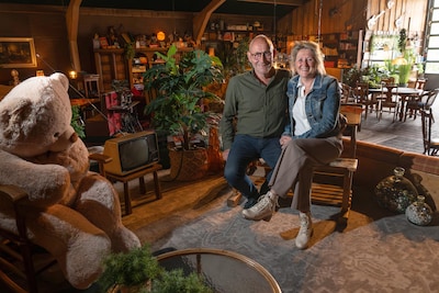 Herman (69) en Paula (64) hebben genoeg van swipen: in hun schuur date je gewoon zoals vroeger