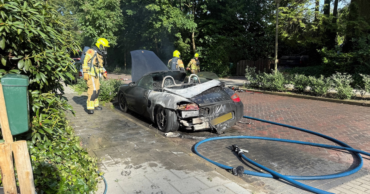 Porsche op Baden Powellstraat in Groesbeek vliegt in de fik