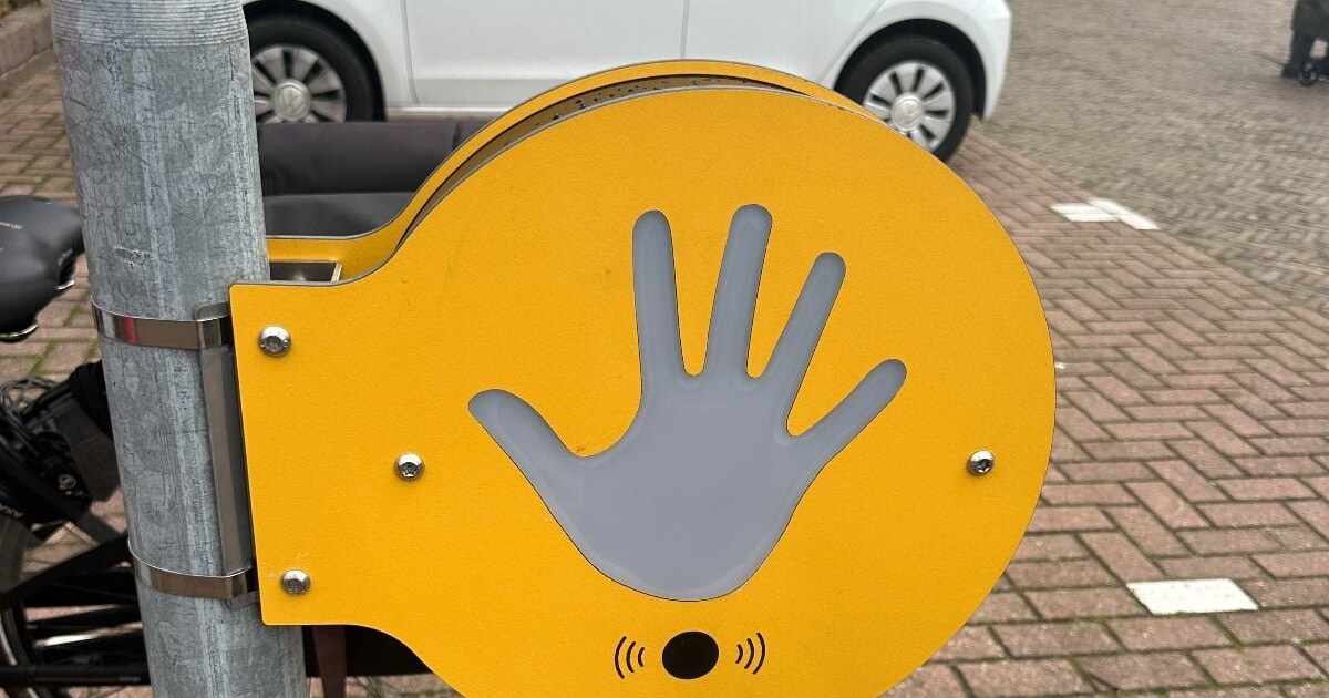 Aha: hiervoor dienen die gele 'apparaten' met grijze hand erop in ...