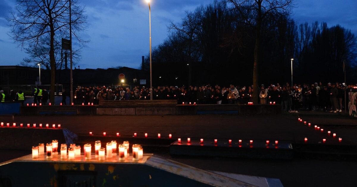 Grote drukte bij stille tocht door centrum van Doesburg voor overleden Joep (18) en Sebas (20)