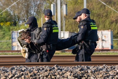 TERUGLEZEN Betuweroute bezet | Tientallen aanhoudingen • Eerste trein rijdt weer
