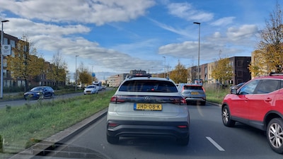 Drukke zaterdagmiddag, stilstaand verkeer op meerdere plekken in de regio