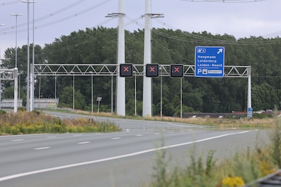 A4 in beide richtingen dicht nadat man op spoorbrug klimt, weg inmiddels weer open