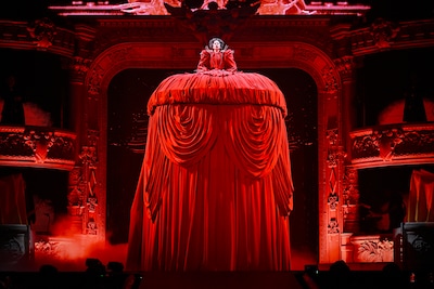 Lady Gaga staat in Ziggo Dome met metershoog gewaad voor duister decor: ‘Dit wil je in het echt zien’