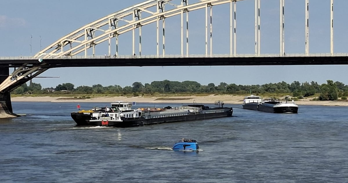Met veel kabaal komt groot vrachtschip bijna vast te zitten op de Waal in Nijmegen