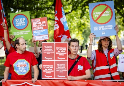 Stakingen van vakbonden gaan door ondanks dat het kabinet bezuinigingen deels schrapt