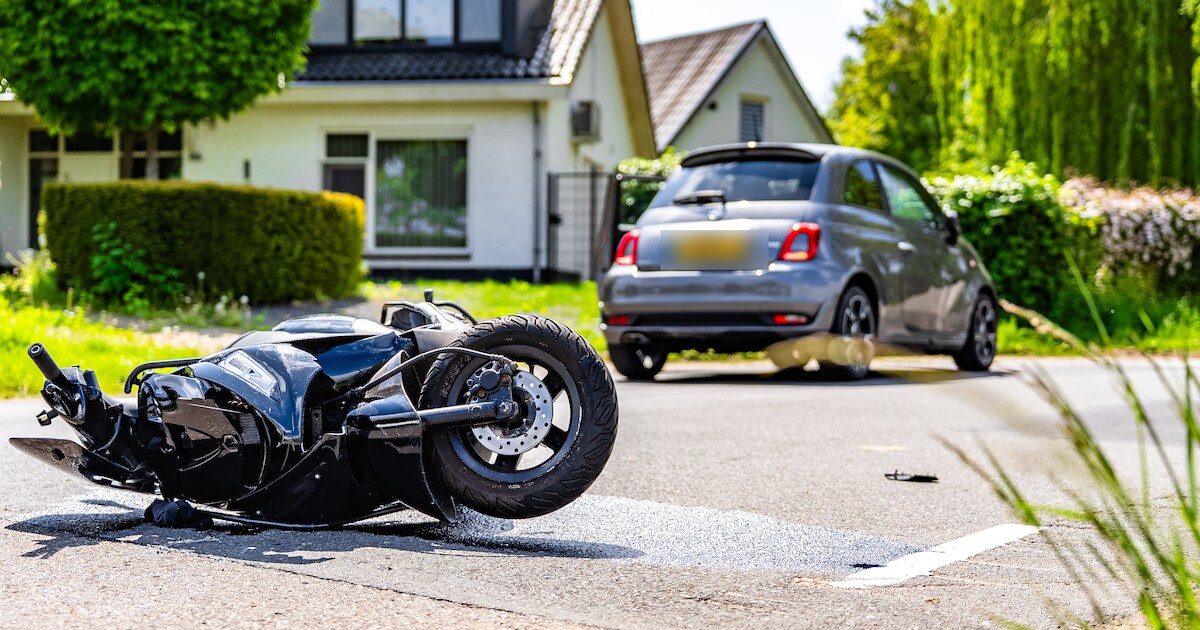 Scooter botst op auto aan 2e Weteringsewal in Elst