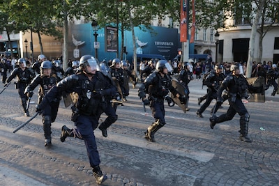 Supporters botsen met politie in Parijs na Champions League-winst van PSG: vuurwerk, barricades en arrestaties