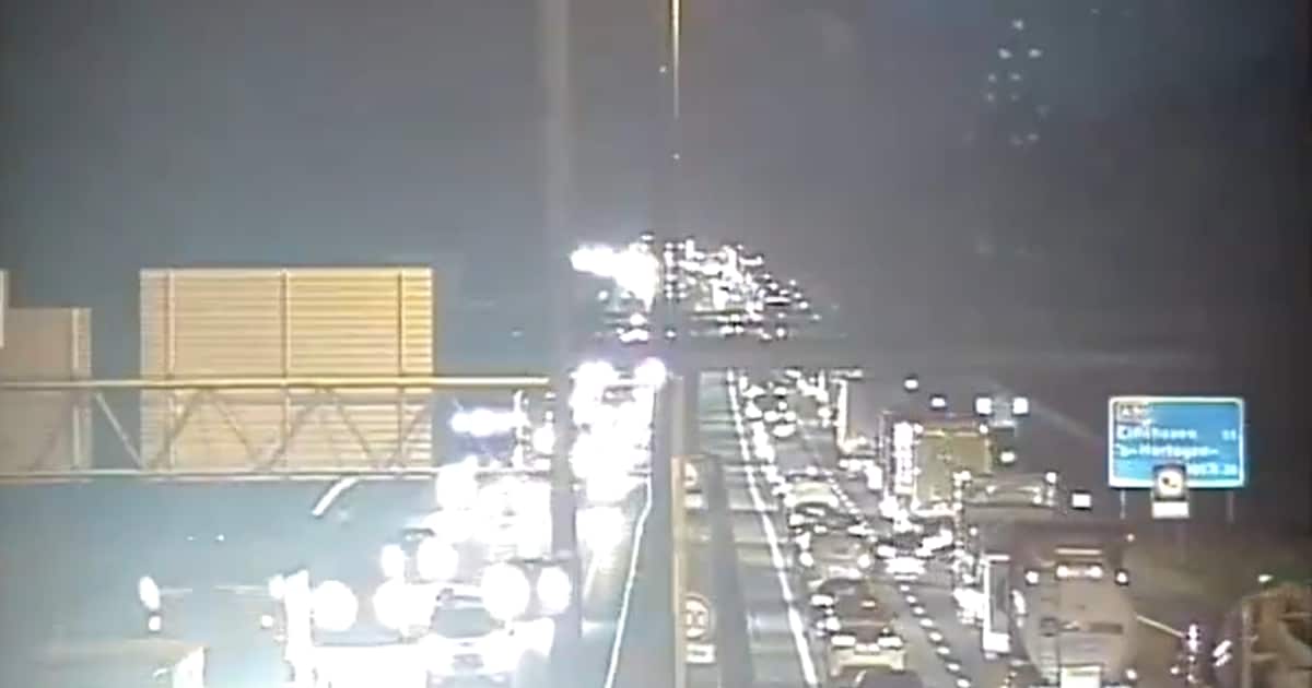 Dakpannen op snelweg en ongeval zorgen voor vertraging op A50.