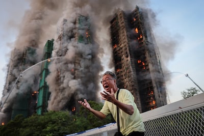 Radeloze meneer Wong fluistert naar de brandende toren waar zijn vrouw vastzit: ‘Ik zal je vinden’