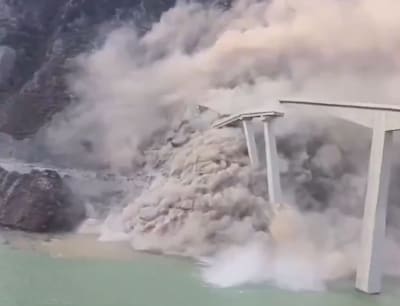 Ravage in Zuidwest-China: torenhoge brug stort enkele maanden na opening volledig in elkaar