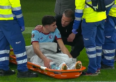 KIJK | Robin van Persie troost zoon Shaqueel die veld per brancard verlaat