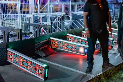 Bezoekers Defqon door het lint na vroegtijdige beëindiging, boze festivalgangers slopen entreepoortjes