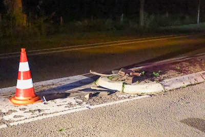 Automobilist (55) zonder verlichting ramt lantaarnpaal in Woudenberg