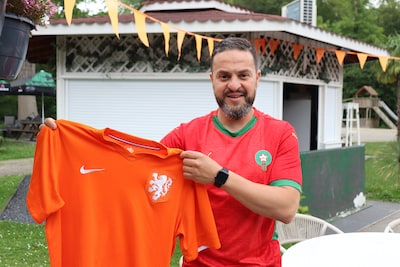 Sociale media zorgen dat Nederlandse Marokkanen steeds minder voor ‘Oranje’ kiezen: ‘Het is een dilemma’