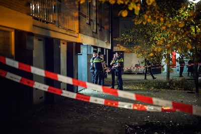 Politie schiet man met mes dood in woning in Rozenburg