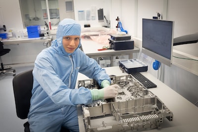Twee jaar geleden sprak Maksym (19) geen woord Nederlands, nu maakt hij onderdelen voor ASML