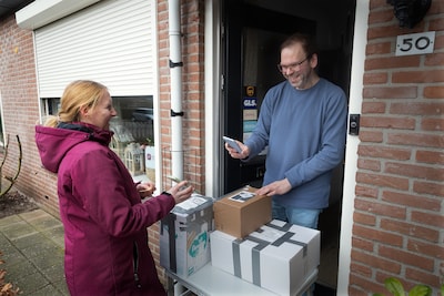 Dennis (40) wilde sociaal contact, dus startte hij een pakketpunt aan huis: maar nu kan hij de deur niet meer uit