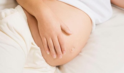 Britse vrouw heeft seks met eeneiige tweeling en raakt zwanger, maar weet nu niet wie de vader is