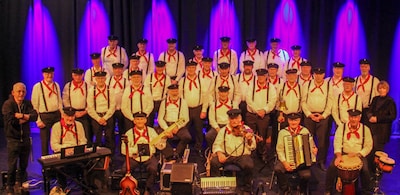 Shantykoor Alle Hens treedt op in Loo