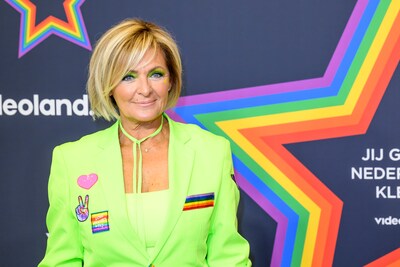 Caroline Tensen beleeft ultiem geluk met kleinkind en Dave Roelvink toont ‘oud Engels’ outfitje