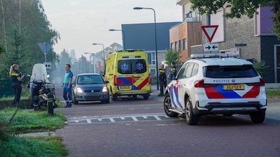 Scooterrijder naar ziekenhuis na botsing met auto in Berghem