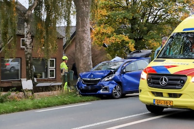 Automobilist gewond na botsing met boom in Neerijnen
