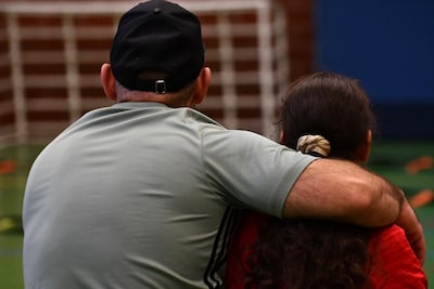 Haar vrienden denken dat ze op vakantie was, maar Lena (12) was bij haar vader in de gevangenis