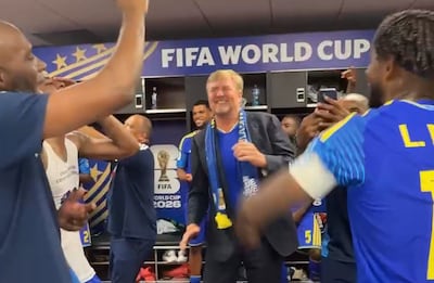 Oranjes gooien heupen los in kleedkamer van Curaçao: koning en koningin dansen met spelersgroep